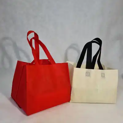 Dua tote bag spunbond dengan variasi warna dan sablon