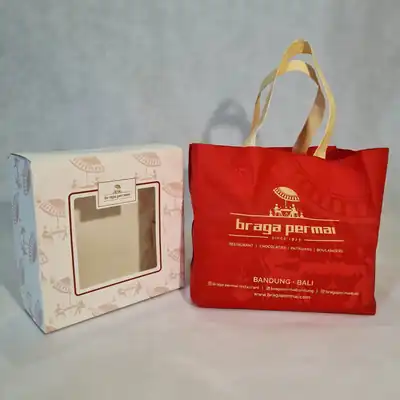 Tote bag spunbond dengan sablon logo Braga Permai