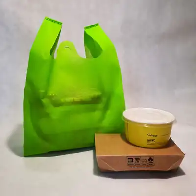 Tote bag spunbond hijau dengan sablon kustom